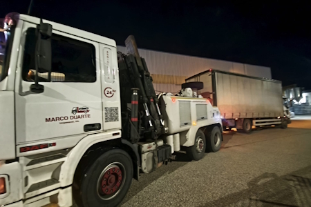 Reboque de pesados em ação